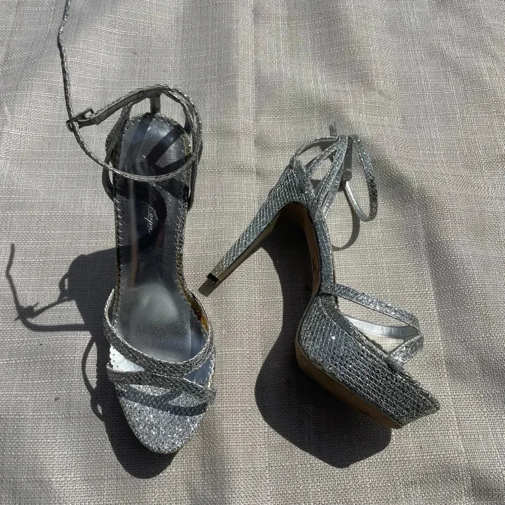 Womens Jonathan Kayne Silver Glitter Heels - Sz. 7